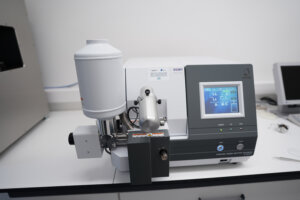 Vrstični elektronski mikroskop s poljsko emisijo elektronov