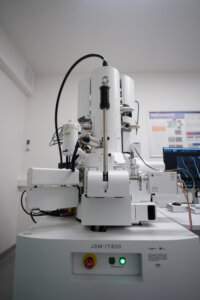 Vrstični elektronski mikroskop s poljsko emisijo elektronov