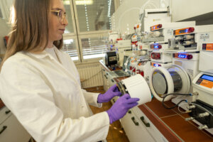 Raziskovalec pri delu z opremo - Pretočna kemija 
