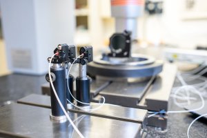 Laserski sistem za merjenje na obdelovalnem in na koordinatnem merilnem stroju