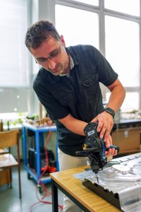 Researcher with the equipmetnt: Laser tracker