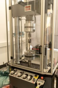 Raziskovalna oprema: MTS servo-hidravlični stroji za enoosno in fleksibilno dvoosno preizkuševališče s samostoječima aktuatorjema za statična in dinamična testiranja na nizki in povišani temperaturi