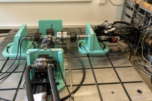 Raziskovalna oprema: MTS servo-hidravlični stroji za enoosno in fleksibilno dvoosno preizkuševališče s samostoječima aktuatorjema za statična in dinamična testiranja na nizki in povišani temperaturi