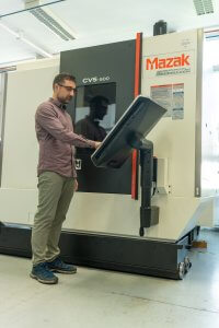 Raziskovalec pri delu z opreme: Obdelovalni sistem za razrez in upogibanje pločevine - Mazak