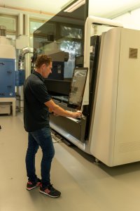 Researcher with equipment: : Bodor i7 - manufacturing cell for laser cutting