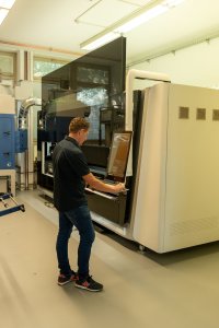 Researcher with equipment: : Bodor i7 - manufacturing cell for laser cutting