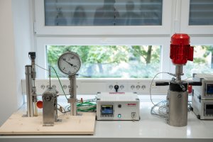 Equipment for determining thermodynamic and transport properties at ultrahigh pressures 