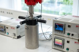 Equipment for determining thermodynamic and transport properties at ultrahigh pressures 