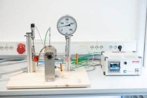 Equipment for determining thermodynamic and transport properties at ultrahigh pressures 