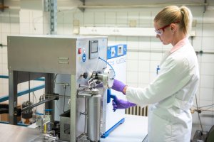 Apparatus for supercritical drying of aerogels: researcher at work