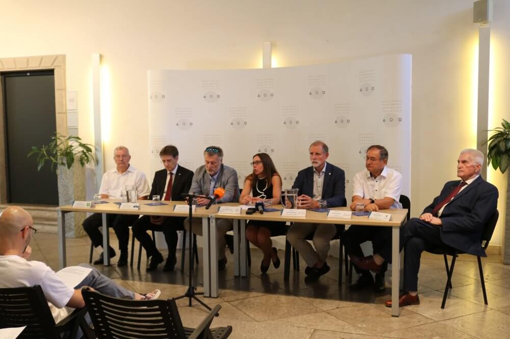 udeleženci novinarska konferenca